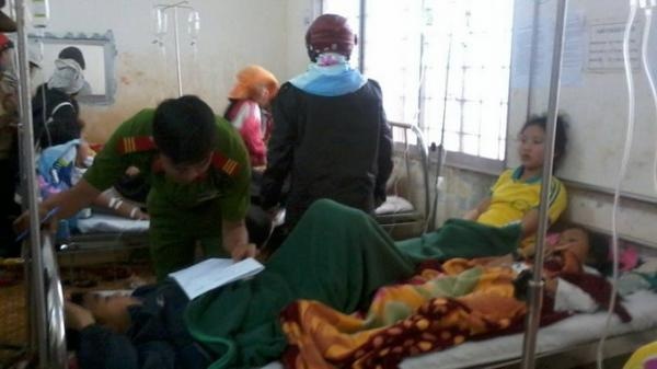 Do choi phat no, hon 30 hoc sinh nhap vien hinh anh