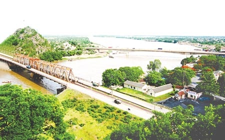 Giai ma nhung don thoi di doan cua cay cau noi dat thieng hinh anh