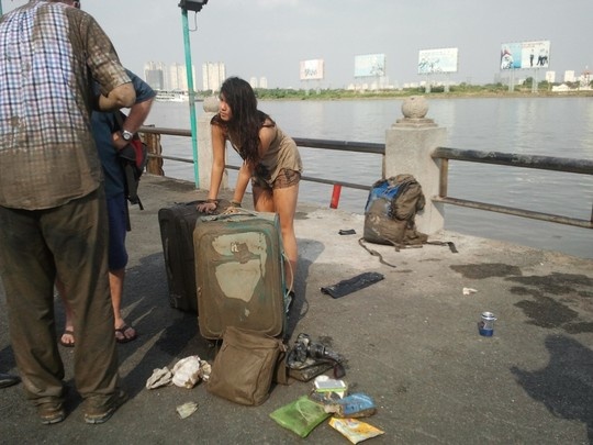 Tau canh ngam boc chay, hon 80 khach nhay song Sai Gon hinh anh