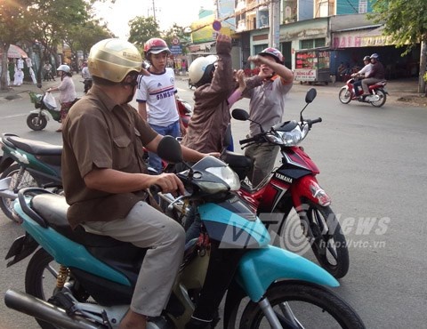 Va cham nho, au da nao loan duong pho Sai Gon hinh anh