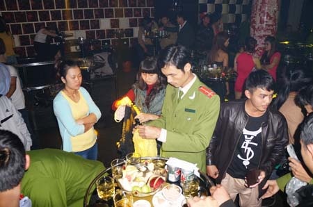 50 canh sat dot nhap CLB giua dem, chan dai van say sua mua hinh anh