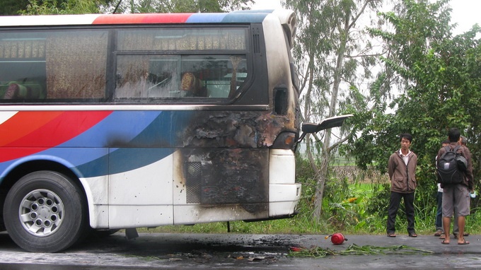 Xe khach ve que an Tet boc chay, 45 khach thao chay hinh anh