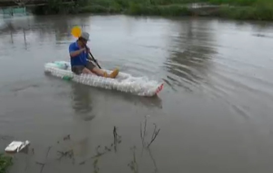 Choi xuong kayak bang chai nhua o Sai Gon hinh anh