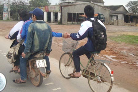 Di xe may trong lang khong doi mu bao hiem xu ly the nao hinh anh