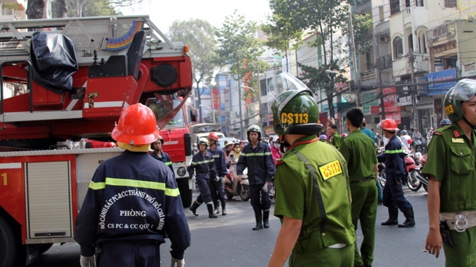Chay san thuong khach san, khach om tai san bo chay hinh anh