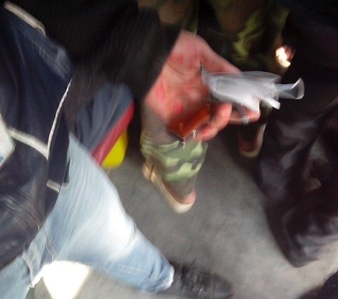 Nhan vien xe bus danh thanh tra, hanh khach thao chay hinh anh