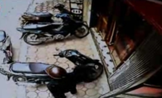 Clip trom SH giua ban ngay hinh anh