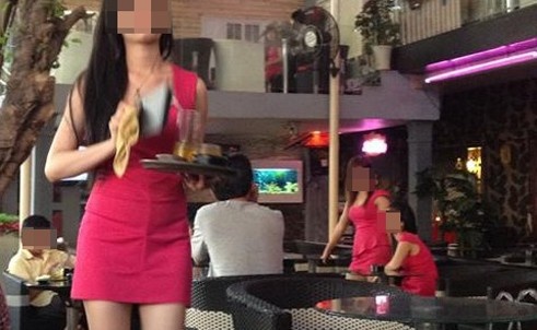 Cam tiep vien mac ho hang ngoi truoc quan o Sai Gon hinh anh