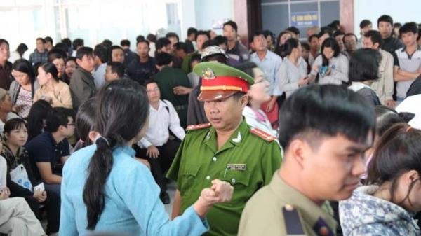 Hang ngan khach den ga Sai Gon 'hop thuc hoa' ve tau hinh anh