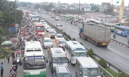 CSGT hoa trang, mat phuc phat vi pham tren nhieu quoc lo hinh anh