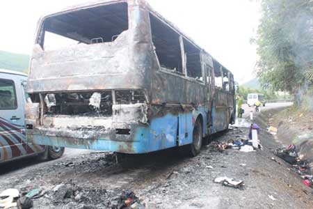 Xe cho cong nhan ve que an Tet bong bung chay trui hinh anh