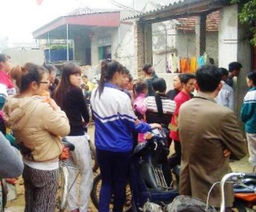 Xe tai can chet be trai 2 tuoi, tai xe bo chay hinh anh