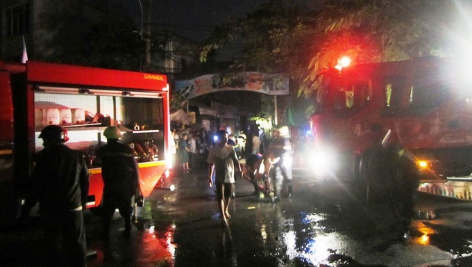 Chay lon khu nha tro o Sai Gon, tien thuong bi thieu rui hinh anh