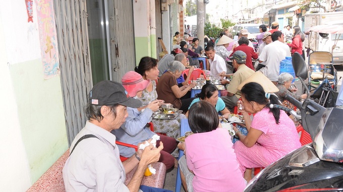 Bua com 2.000 dong cuoi cung cua nam tai Sai Gon hinh anh