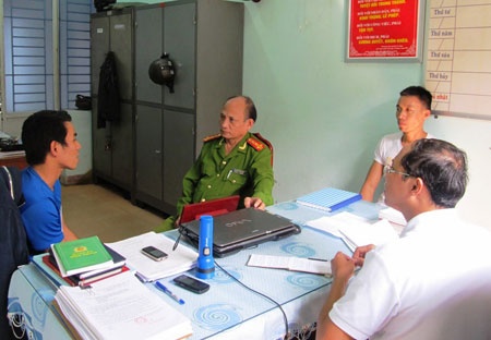 Dai ta cong an dung tinh cam khuat phuc ten cuop nguy hiem hinh anh