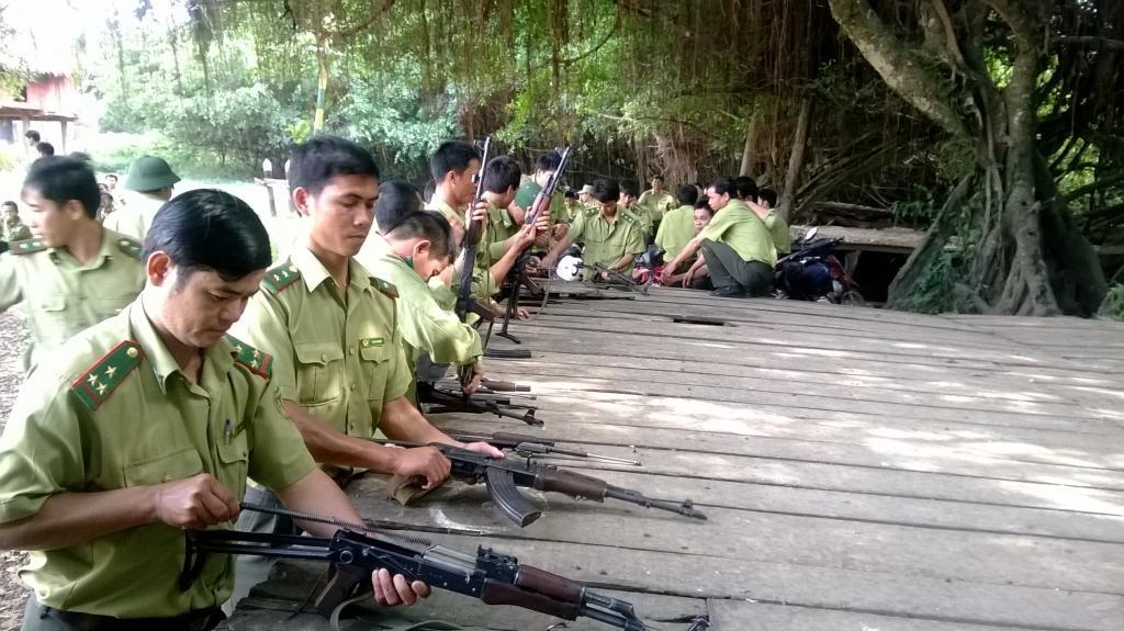 Luc luong kiem lam duoc trang bi sung tieu lien va ao giap hinh anh