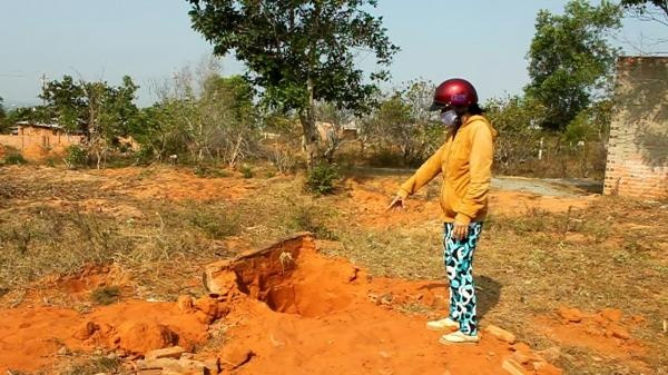 Nhieu ngoi mo bong dung bien mat o Phan Thiet hinh anh
