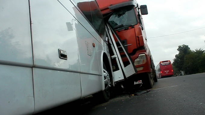 Xe khach doi dau xe bon, 40 nguoi ve que an Tet thoat chet hinh anh