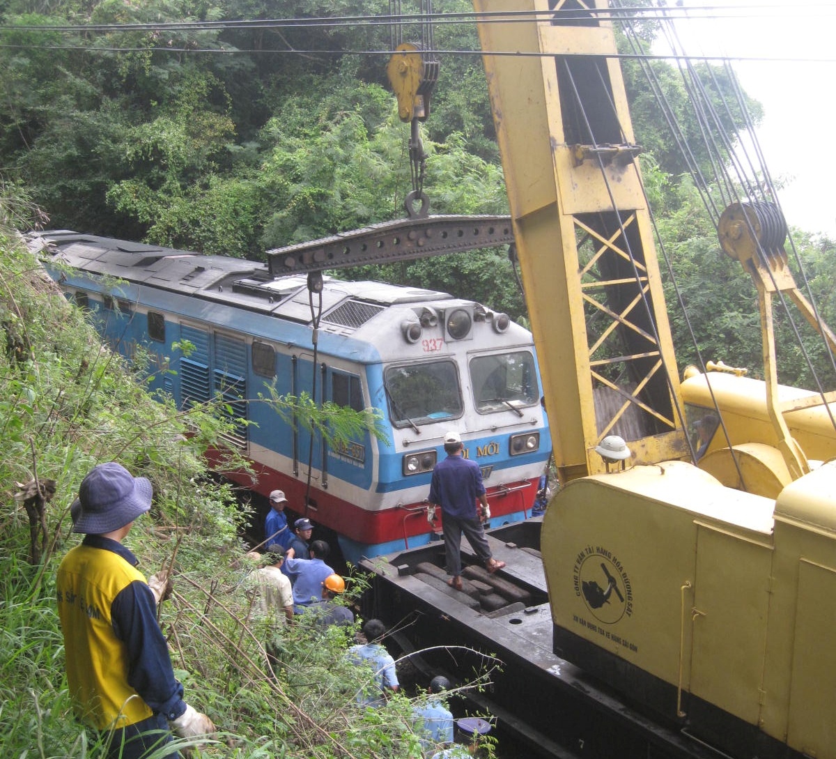 Xe tai lao xuong tu duong bo, duong sat Bac - Nam te liet hinh anh