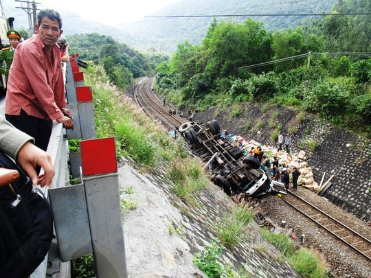 Hinh anh xe tai vang tu do cao hon 11m, roi xuong duong sat hinh anh