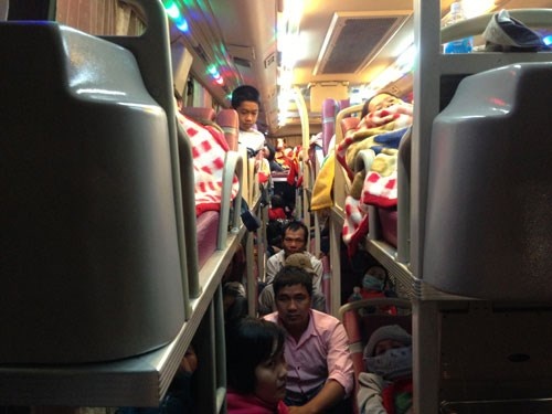 Xe giuong nam nhet chat khach duoi loi di hinh anh