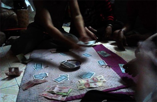 Mot dem tren soi 'do, den' giua Sai Thanh hinh anh