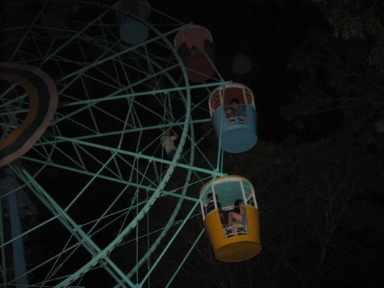 Mat dien, hang chuc tre em bi treo lo lung tren du quay hinh anh