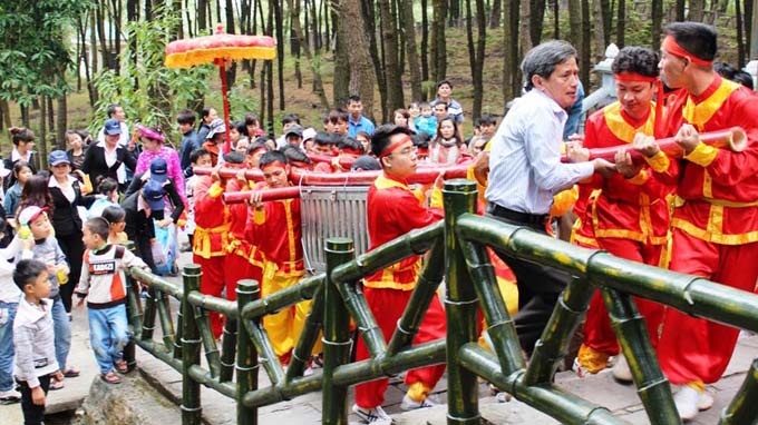 Dang banh chung 700kg tri an than mau Chu tich Ho Chi Minh hinh anh