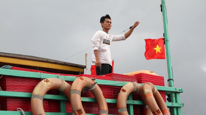 Tau go lon nhat mien Trung vuon ra khoi xa hinh anh