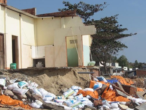 Song bien dap tan 20 ngoi nha hinh anh