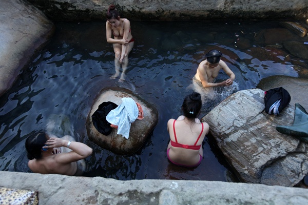 Phu nu Thai 'tam tien' ngay Tet hinh anh