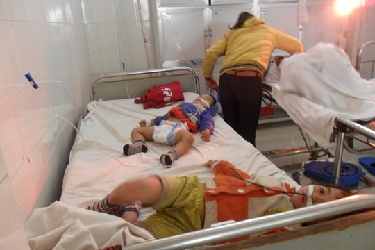 Me ep 2 con cung uong thuoc co, chet ca 3 hinh anh