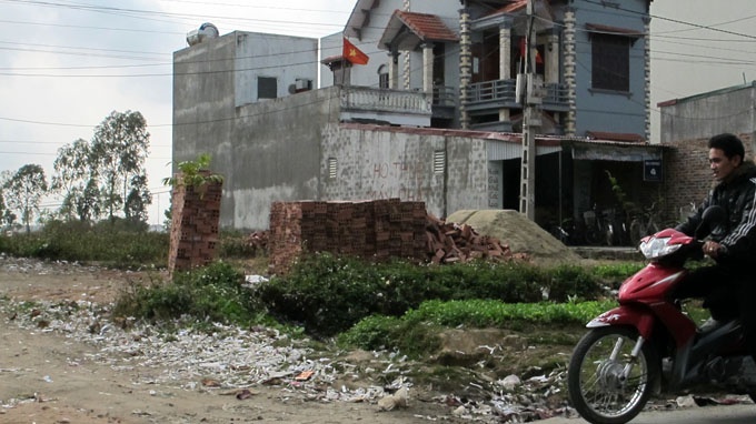 Duong lang ngon ngang xac phao hinh anh