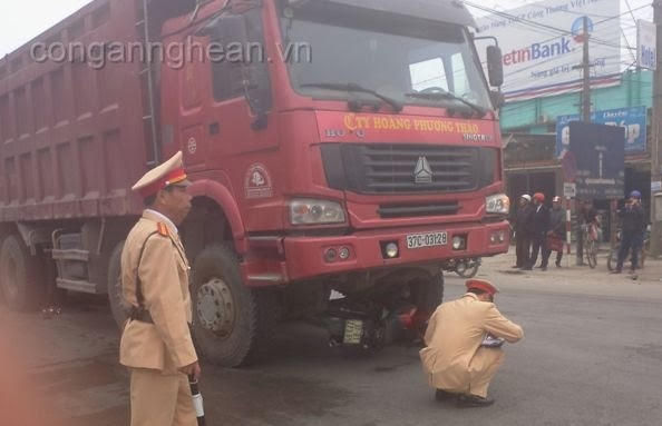 Vuot den do lao vao xe tai, nguoi dan ong gay nat 2 chan hinh anh