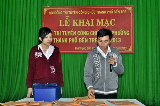 Thi tuyen cong chuc cung... lat tai lieu hinh anh