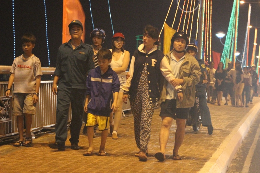 Buon doi, mot thanh nien nhay cau tu tu hinh anh