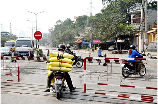 Vuot rao chan duong sat bi phat bao nhieu tien? hinh anh