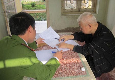 Bau Kien truoc ngay ra vanh mong ngua hinh anh