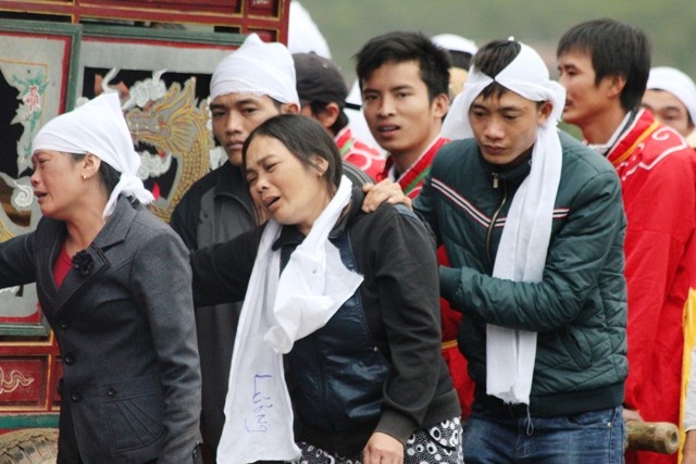 Me khoc ngat trong le tang con gai nghi bi hiep va giet hinh anh