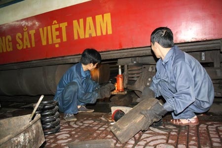 Nguoi dan ong 'ngui tau' o ga Ha Noi hinh anh