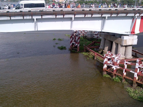 Nam thanh nien dung cam cuu nu sinh duoi song trong gia lanh hinh anh