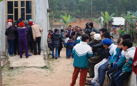 Xot canh 3 ba chau chet ngat khi suoi am hinh anh