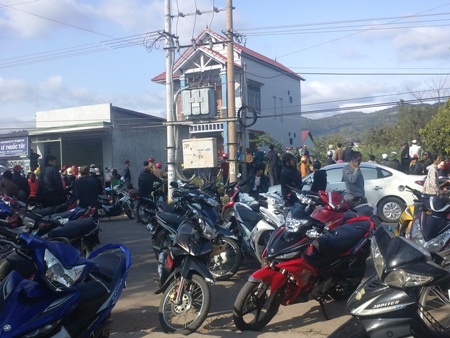 Bat o bac cua cac dai gia buon go o cua khau Lao Bao hinh anh