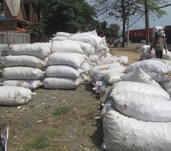 Xe tai lat, nguoi dan gom hang giup tai xe hinh anh