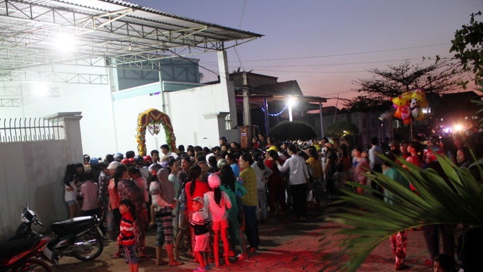 Nguoi dan un un di xem dam cuoi vang chu re hinh anh