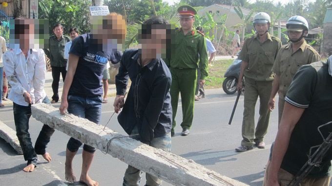 Nhau xong khieng cot betong chan ngang duong gay tai nan hinh anh