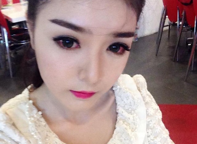 Hot girl Lily Luta viem mat nang vi deo kinh ap trong hinh anh