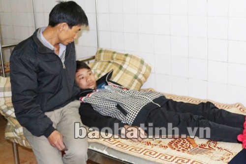 Hoc sinh lop 8 bi thay giao danh thung mang nhi hinh anh