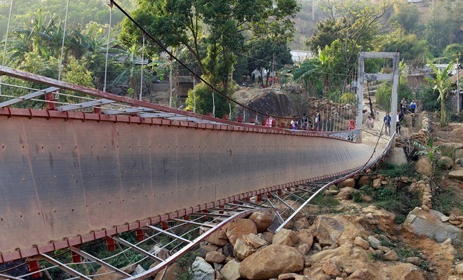 Nguoi quay clip ke lai khoanh khac sap cau tham khoc hinh anh