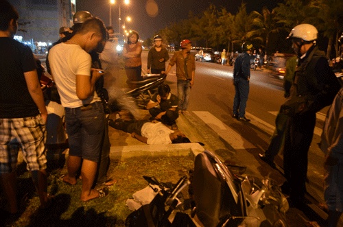 Vo mang bau khoc tham ben xac chong hinh anh